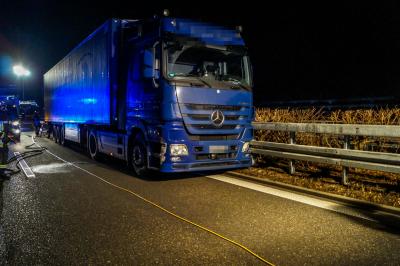 A81/Ludwigsburg: LKW kracht in Leitplanke - ein Verletzter